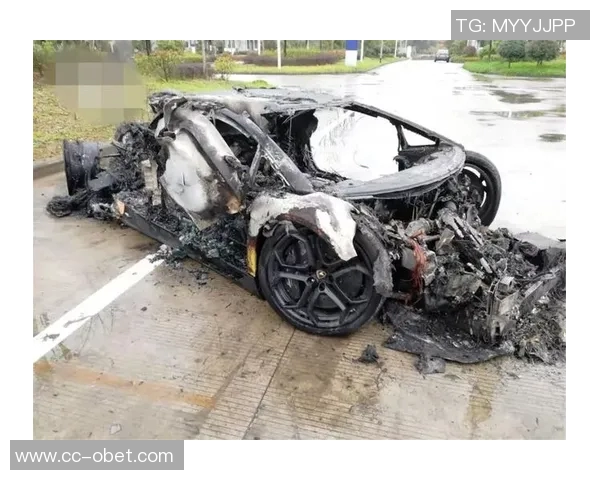 荷兰前国脚经历惊险四车连环撞击兰博基尼惨遭报废