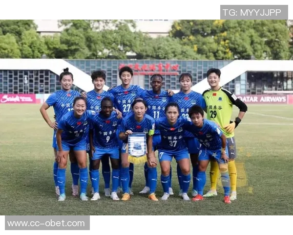 武汉车谷江大女足赛后自豪展示国旗合影庆祝中国骄傲时刻