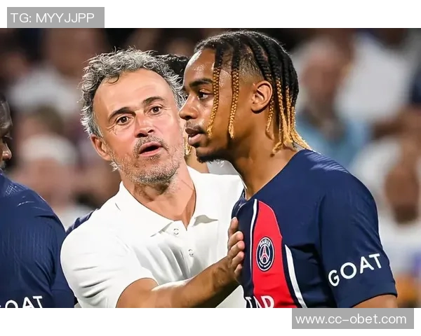 姆巴佩赛后与恩里克亲切交流并向前队友们表达一致意见