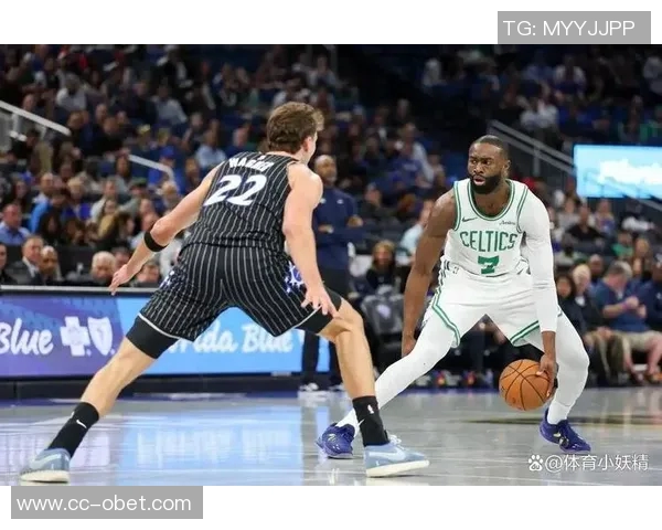 杰伦布朗半场表现惊艳10投8中三分命中率高达80砍下22分引领球队奋勇争先