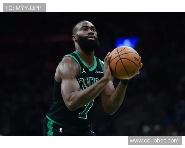 杰伦布朗半场表现出色独得12分助球队领先正负值高达24 杰伦布朗半场表现出色独得12分助球队领先正负值高达24