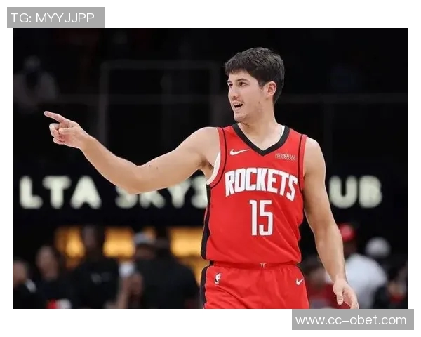 内史密斯表现稳健贡献12分关键时刻三分球助力球队胜利