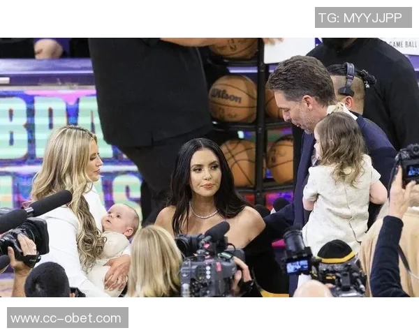 瓦妮莎全家万圣节装扮亮相加索尔陪科比家人共度温馨节日