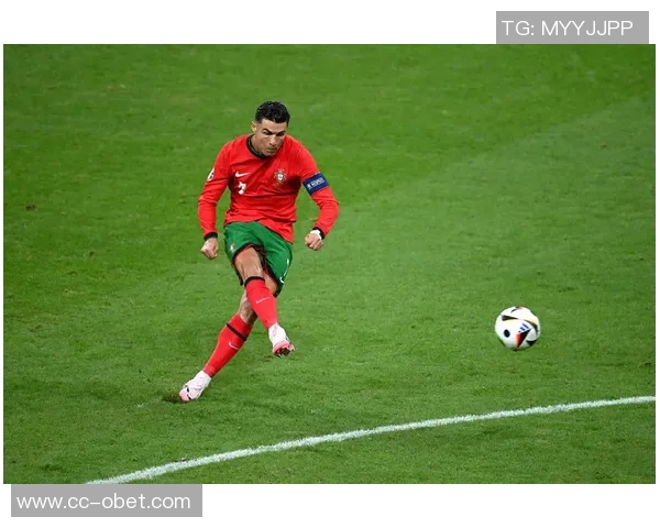 塞梅多传中C罗错失良机做出遗憾手势只差一点就能进球