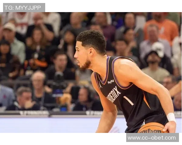 布克半场表现平平18分钟仅得10分3篮板6助攻正负值惨淡11