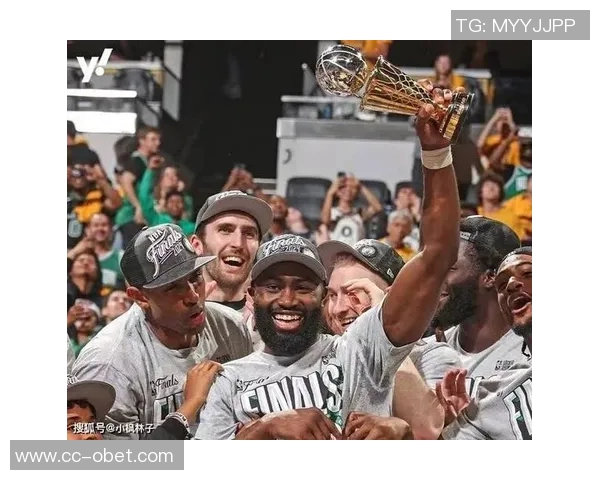 杰伦布朗三双表现精彩27投9中斩获27分10篮板12助攻三分球命中率40